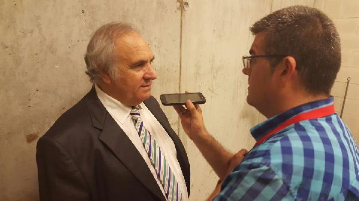Alfonso García, atendiendo a LA VOZ y a la Cadena SER.