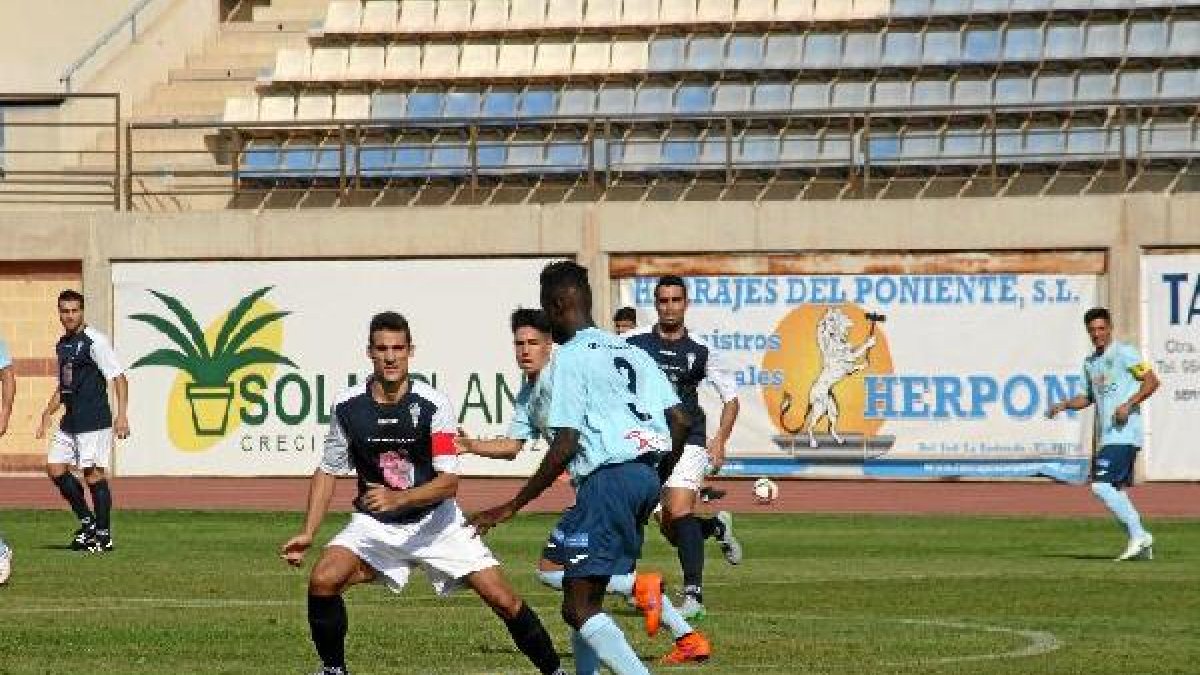 Gomis conduce el balón entre los jugadores accitanos.