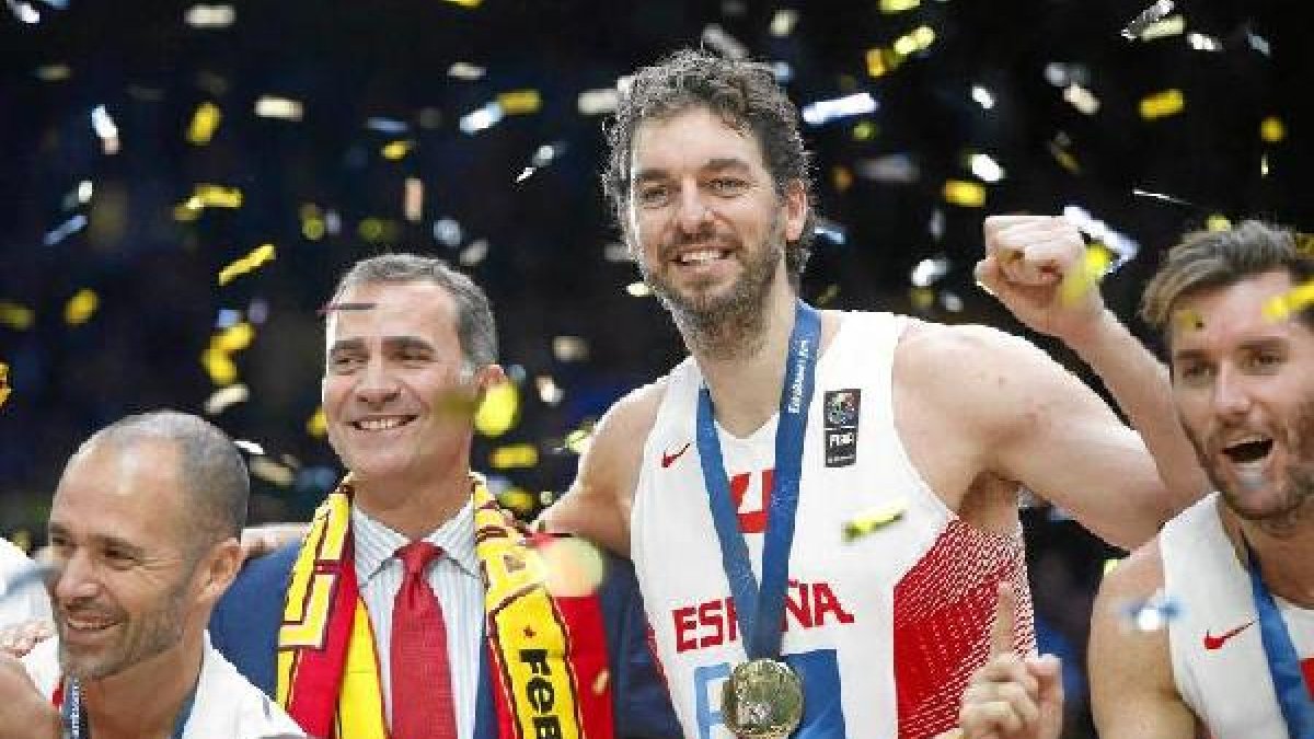 Pau Gasol en plena fiesta con el Rey de España.