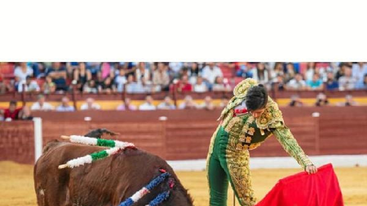 Roldán suerte cargada y la muleta en la izquierda.