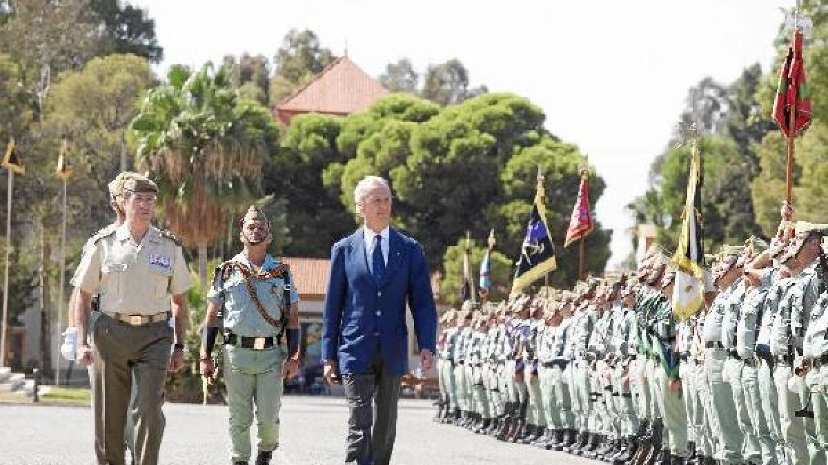 El ministro de Defensa, Pedro Morenés, pasa revista a las tropas. Más de 2.000 legionarios participaron  en la conmemoración del 95 aniversario de la