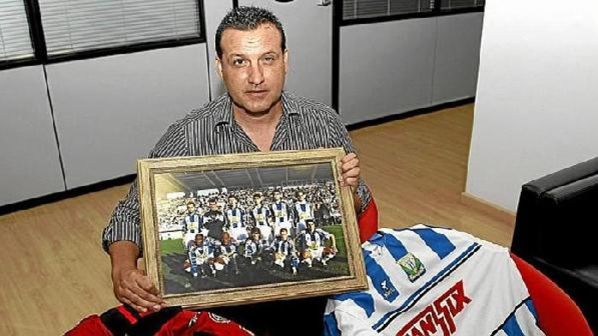 El jugador con una imagen de su etapa de jugador pepinero.