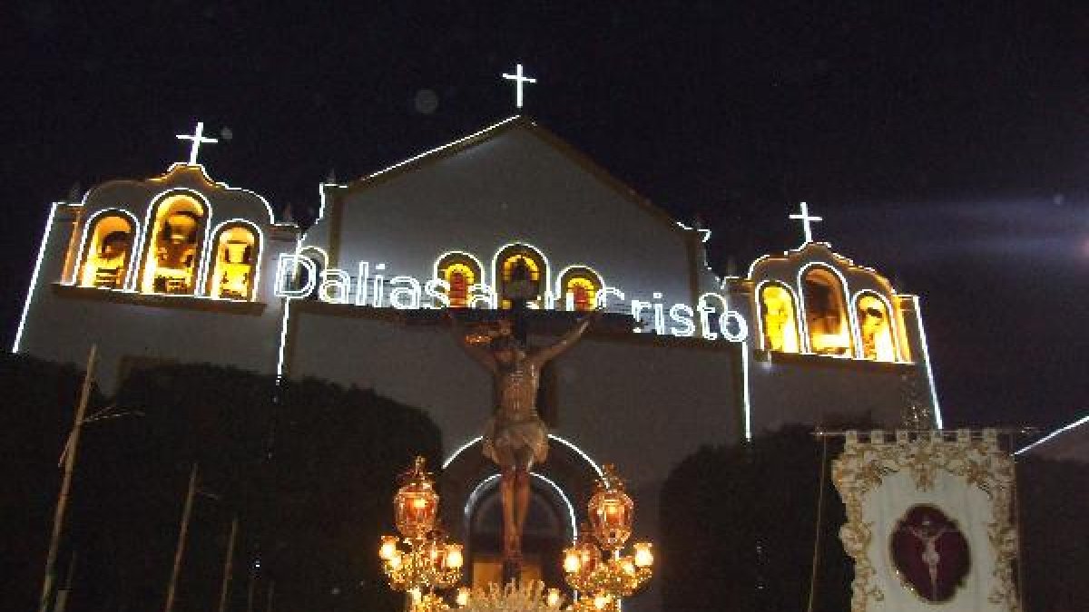 Uno de los momentos más esperados por los dalienses, la salida del Santísimo Cristo de la Luz.