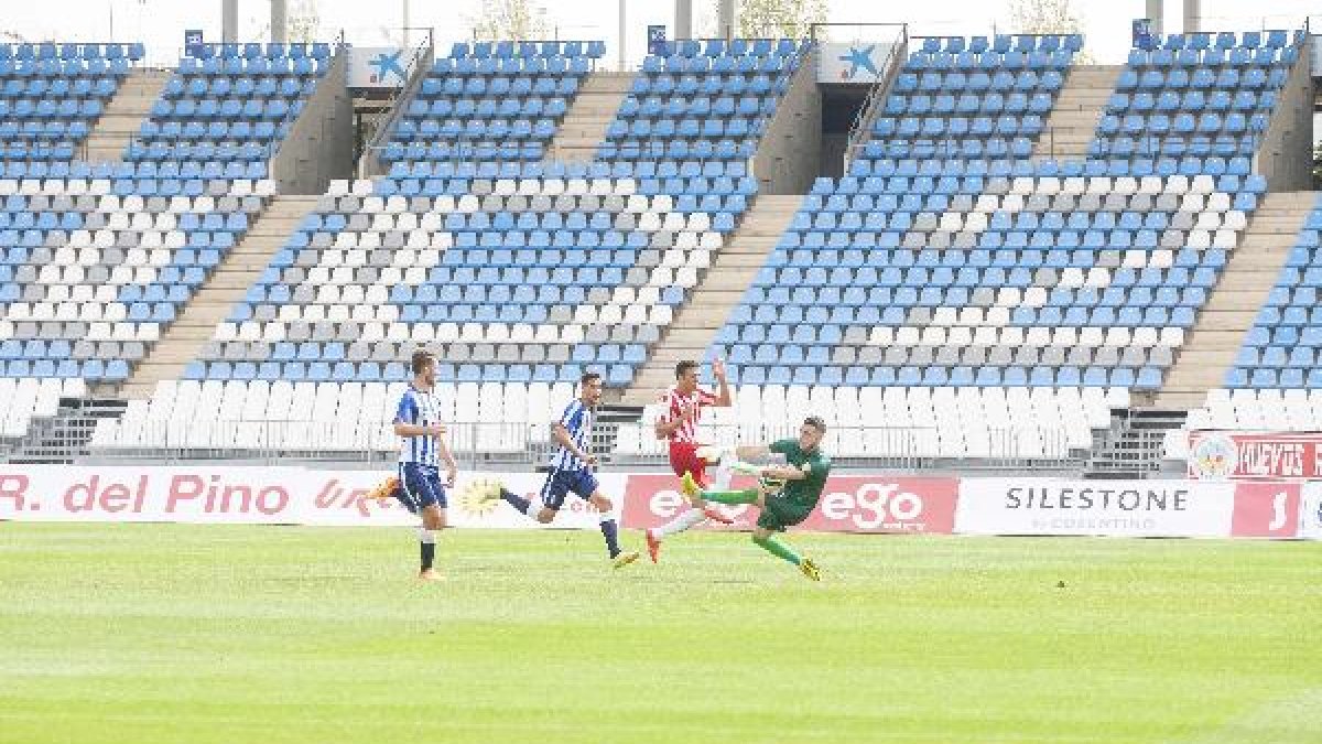 Hicham marcó el primer gol del filial ante el Recreativo.