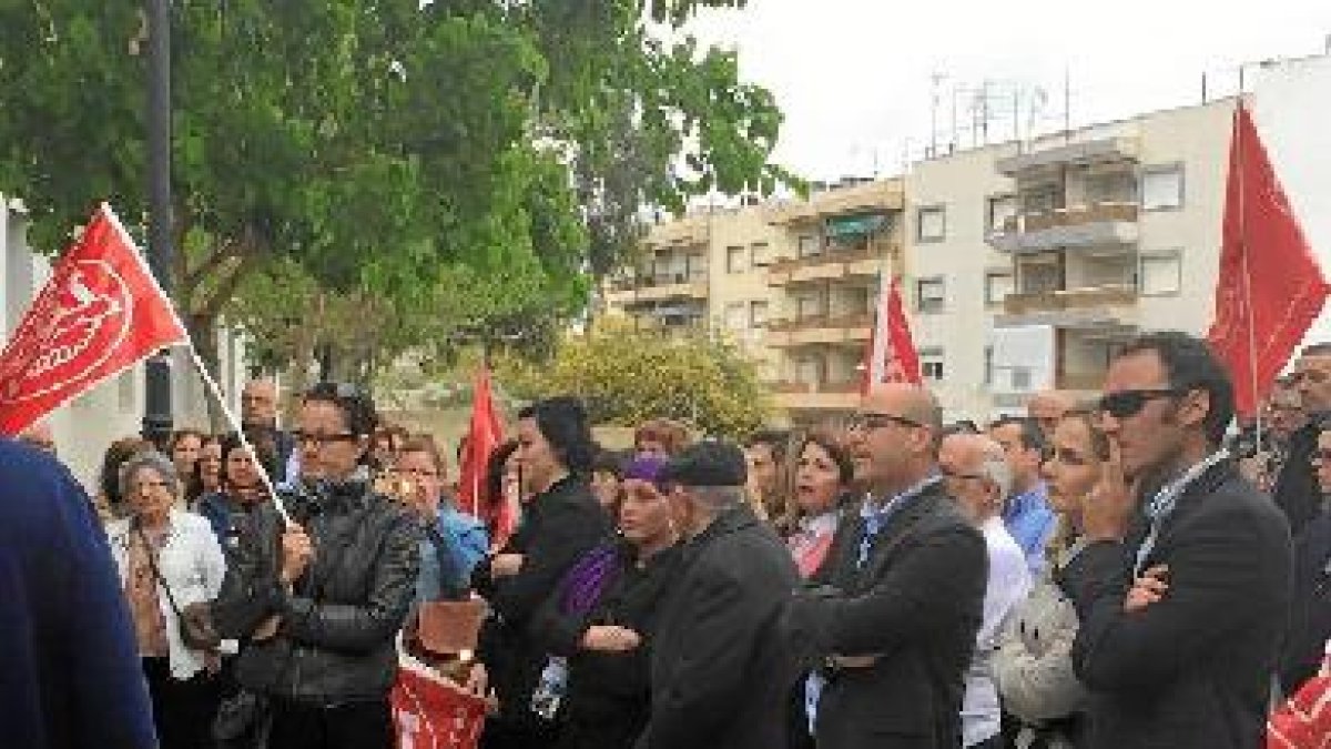 El alcalde apoyando a las trabajadoras en las manifestaciones de este año.