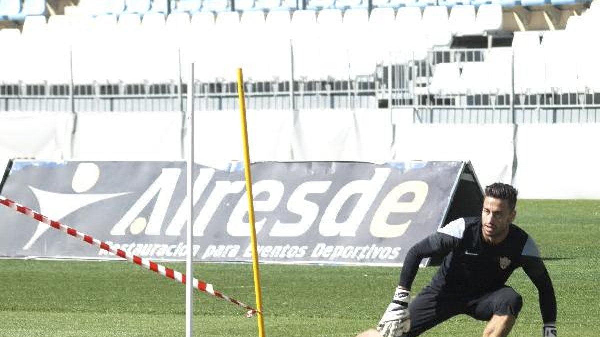 Casto detiene el balón esta mañana en el Estadio.