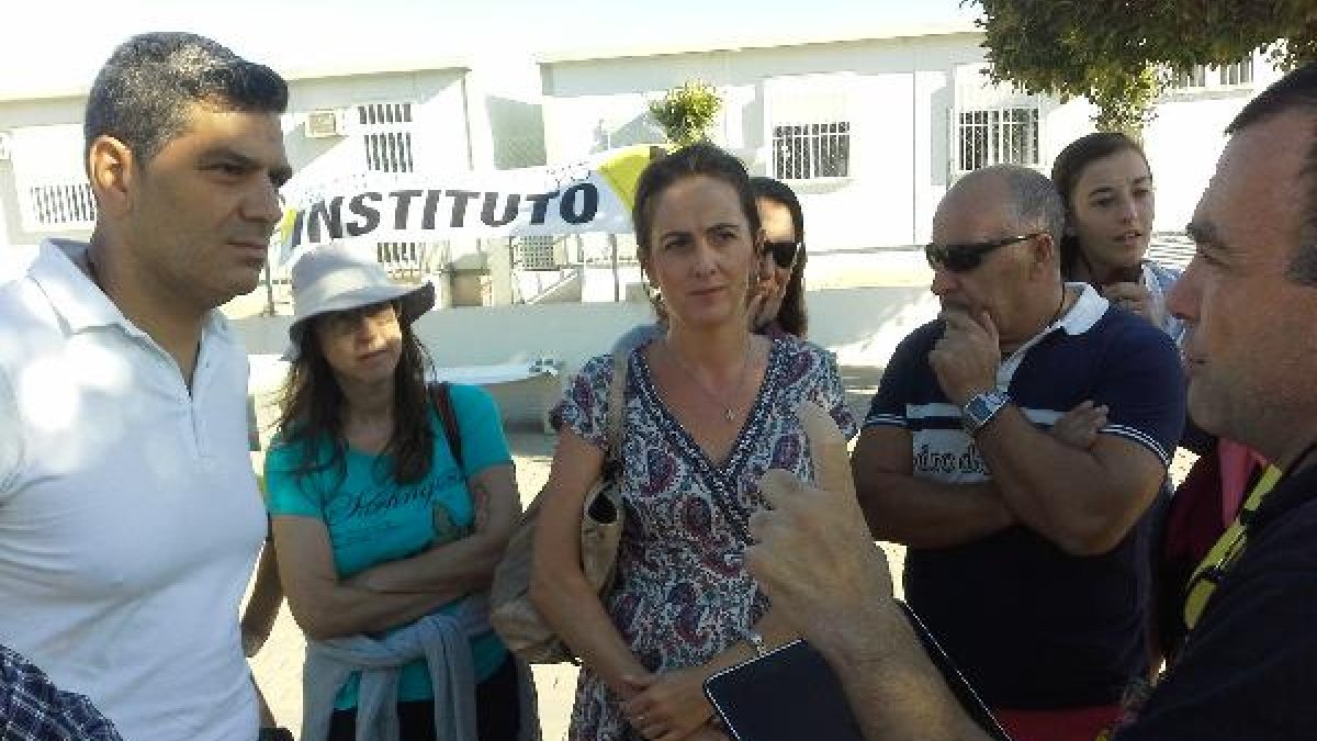 Los parlamentarios del PP Pablo Venzal y Aránzazu Martín, con los padres del IES El Toyo.