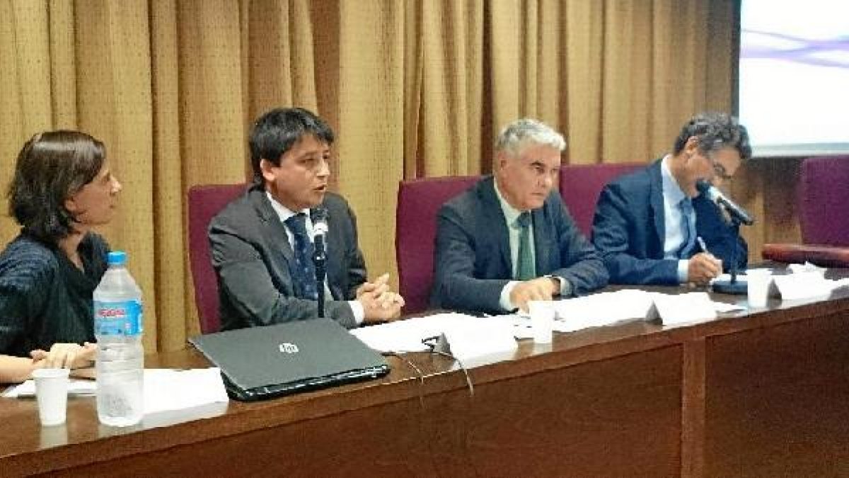 Mesa de las jornadas sobre reutilización de aguas