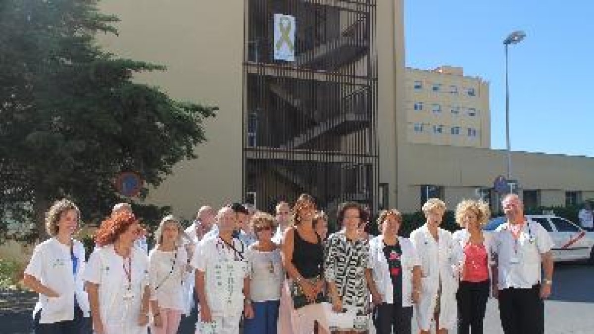 La delegada Gracia Fernández con sanitarios de Torrecárdenas y miembros de Argar.
