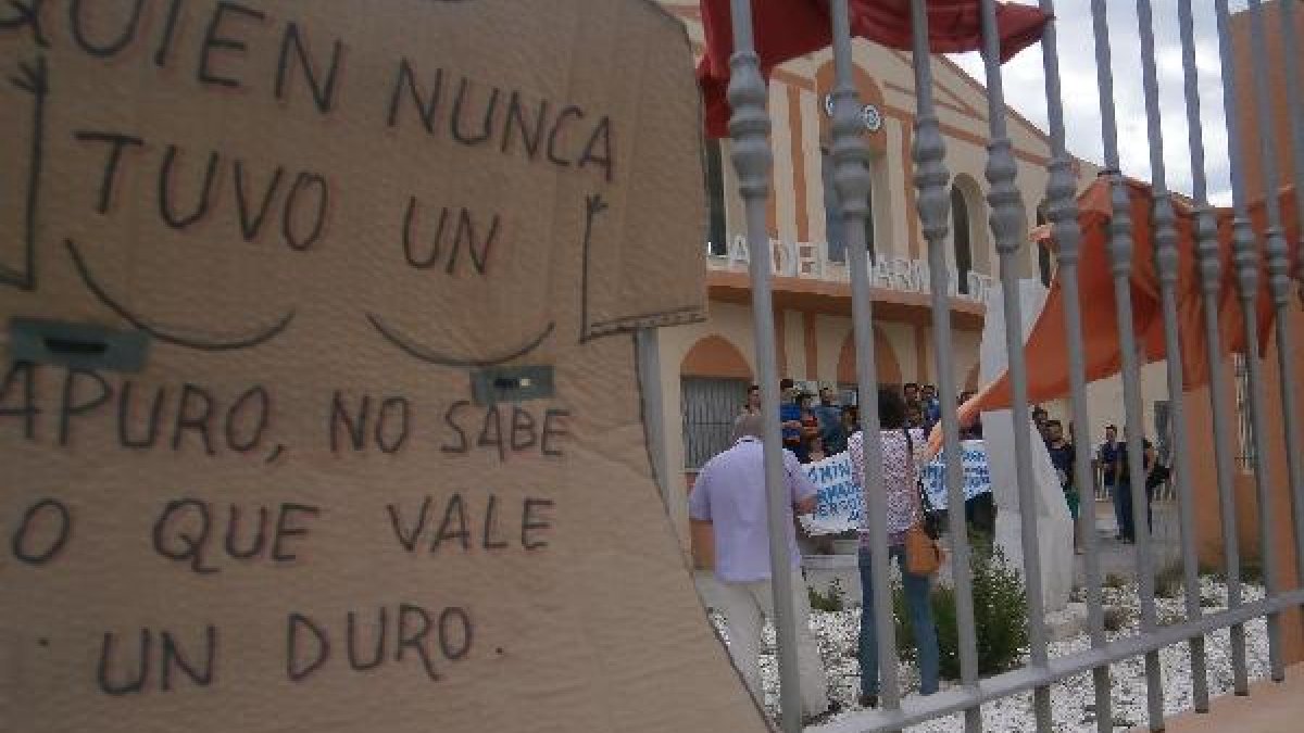Carteles de protesta e la Escuela del Mármol.