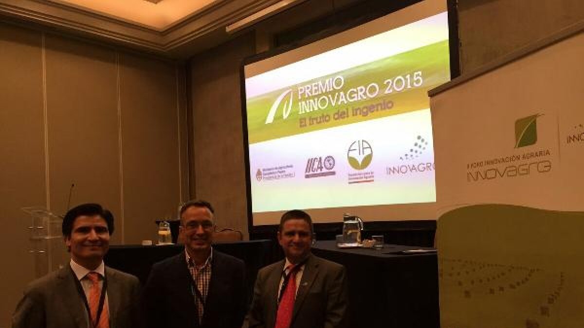 Ángel Barranco con representantes del encuentro.