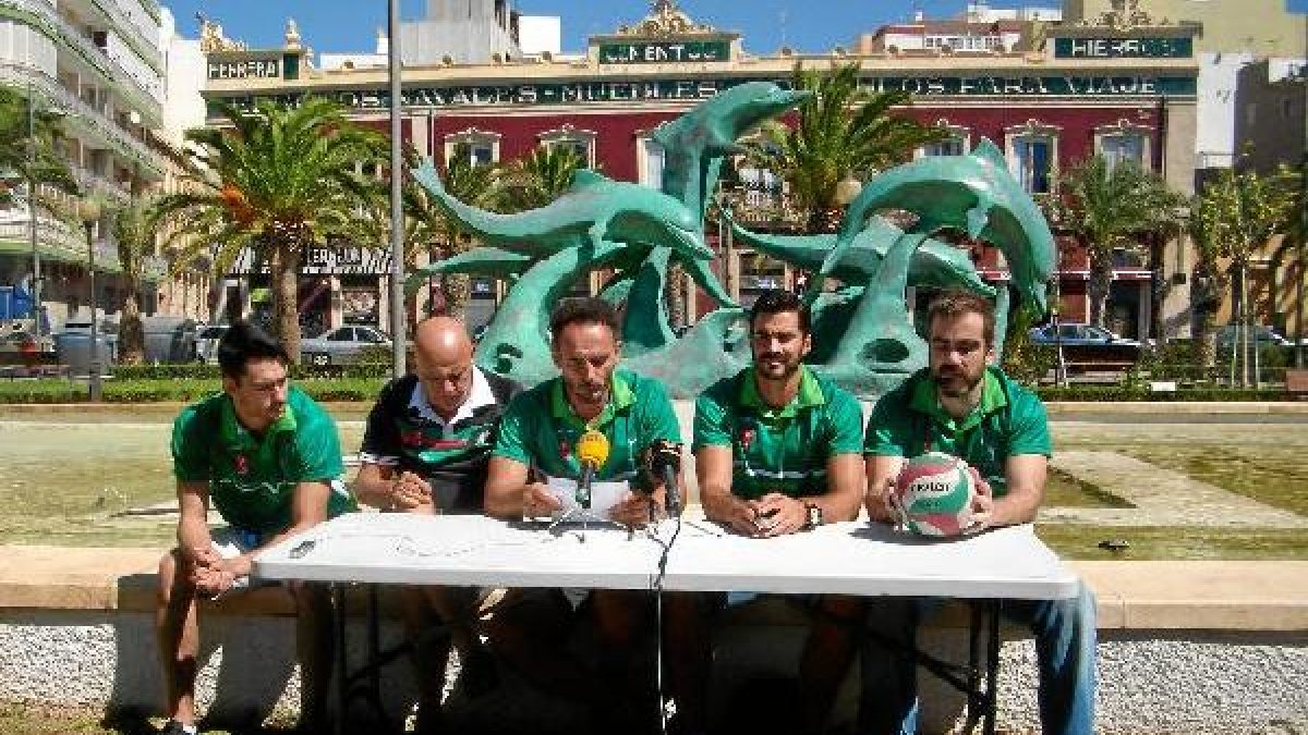 Los protagonistas junto a la fuente de Los Delfines.