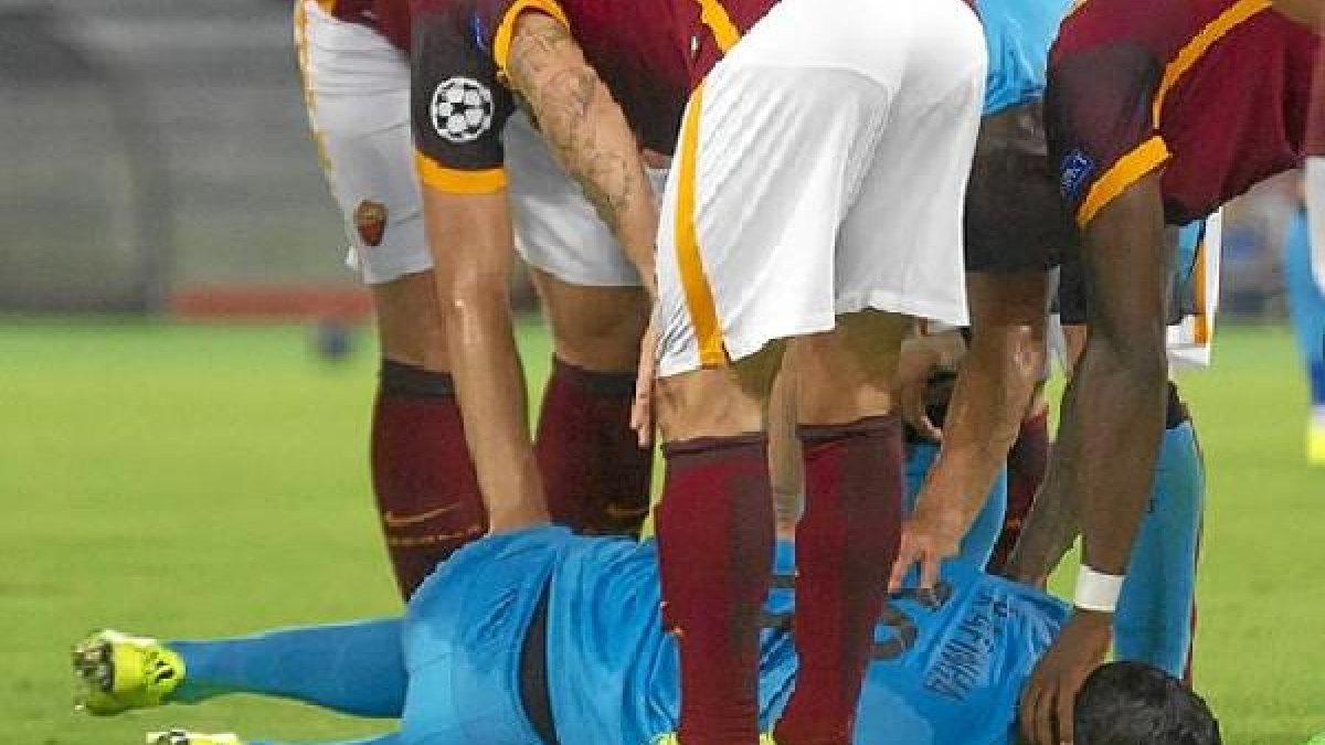 Los jugadores de La Roma junto al futbolista del Barça.