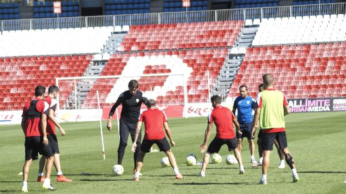 Sergi Barjuan atento a los rondos.