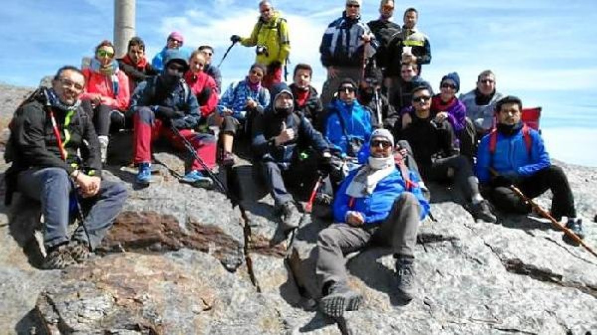Los senderistas roqueteros en la cima.