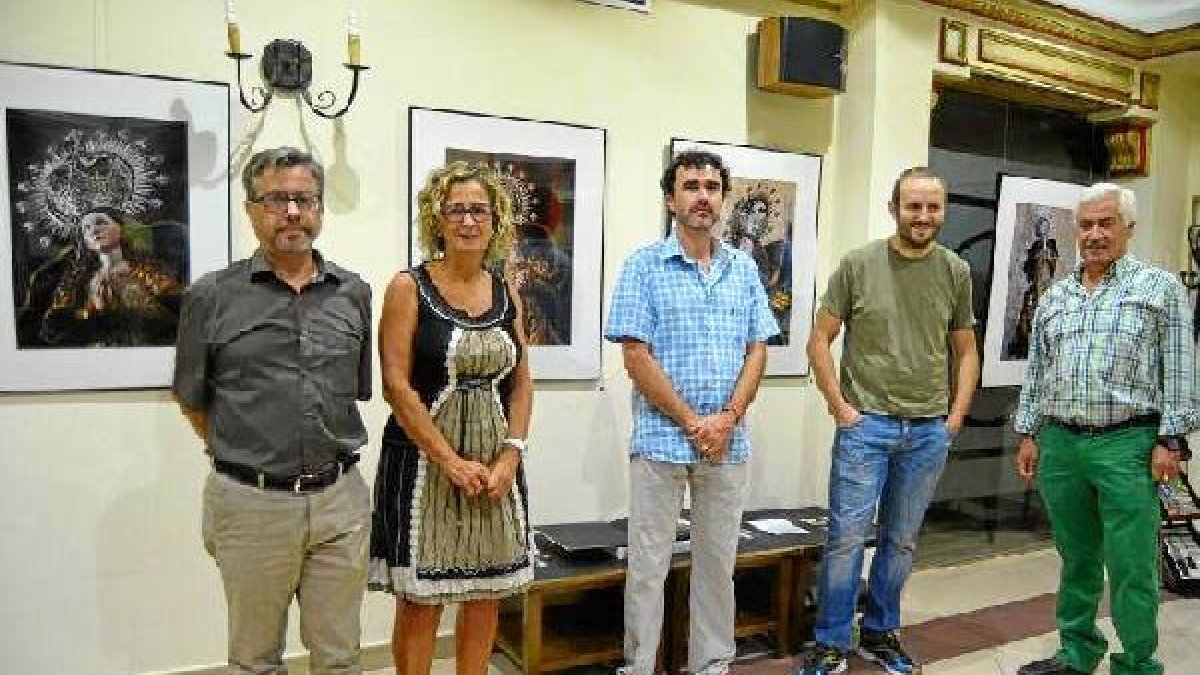 Inauguración de la muestra con el restaurador de la imagen y el fotógrafo, entre otros.