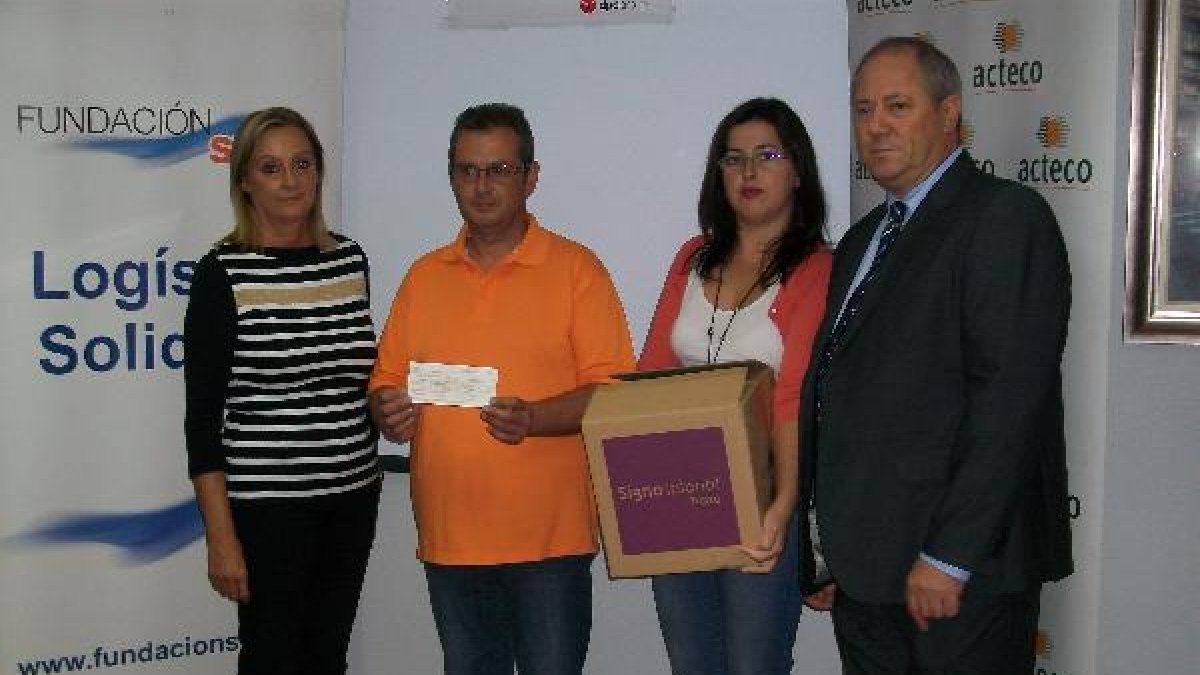 La familia del niño Antonio Jesús Sánchez recoge el cheque de la Fundación Seur.