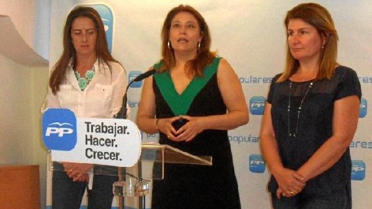 Las parlamentarias andaluzas Carmen Crespo (centro), Rosalía Espinosa (dcha) y Aránzazu Martín