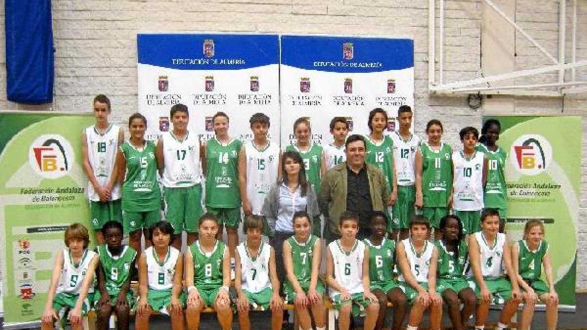 José Francisco Cara y Ángeles Martínez con las selecciones de mini-basket.
