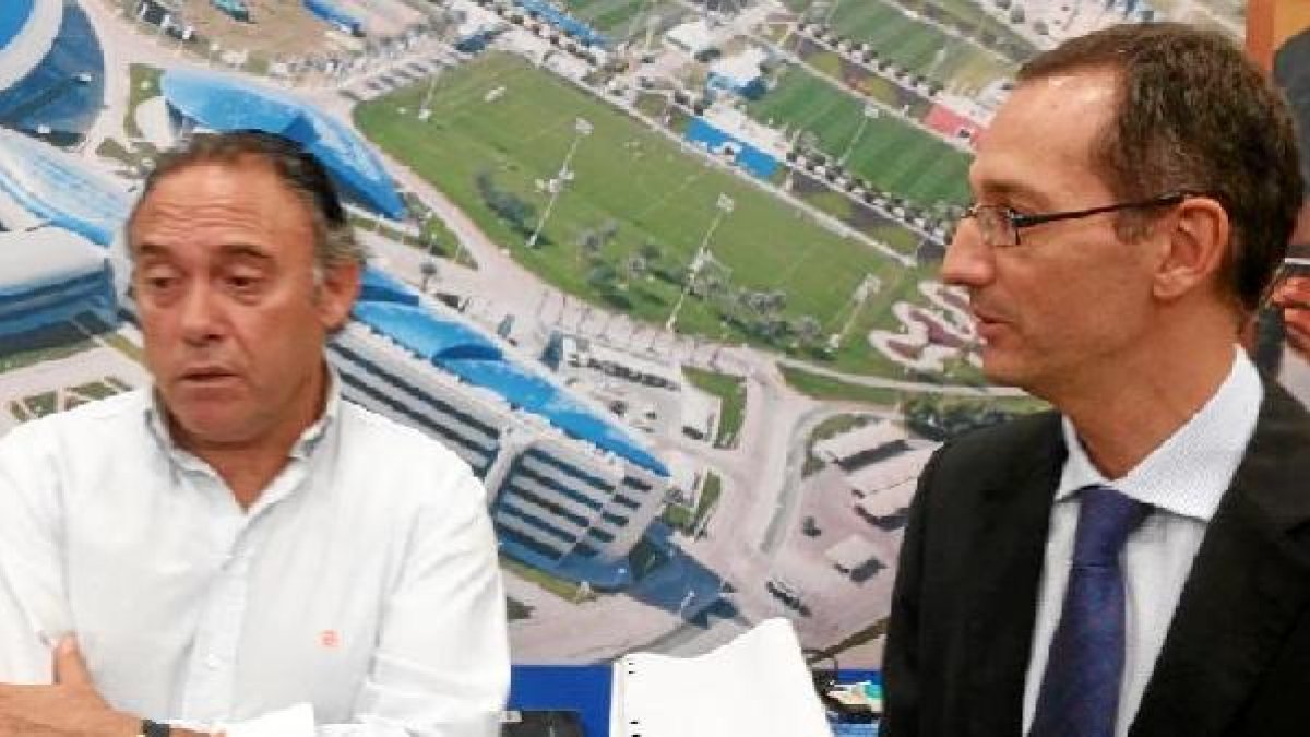 Felipe Llamazares, gerente de la Cultural, con Iván Bravo en la foto, encabeza la expedición leonesa para conocer la Academia.