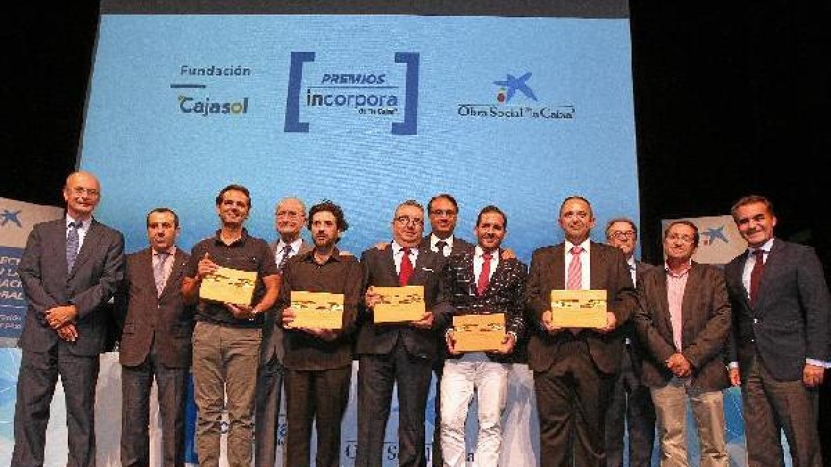 Foto de familia con los premiados.