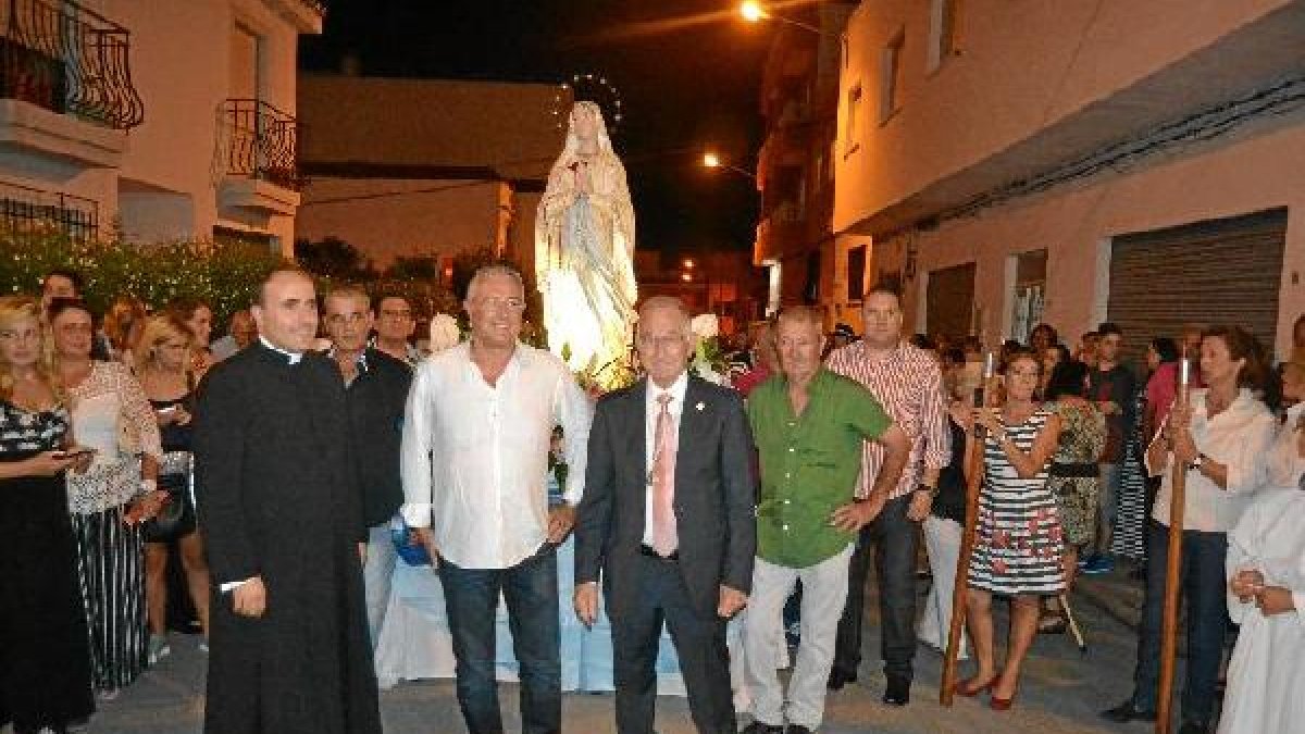 Juan, el nieto de los ‘salvadores’, con el sacerdote Ramón Garrido y el alcalde, el domingo.