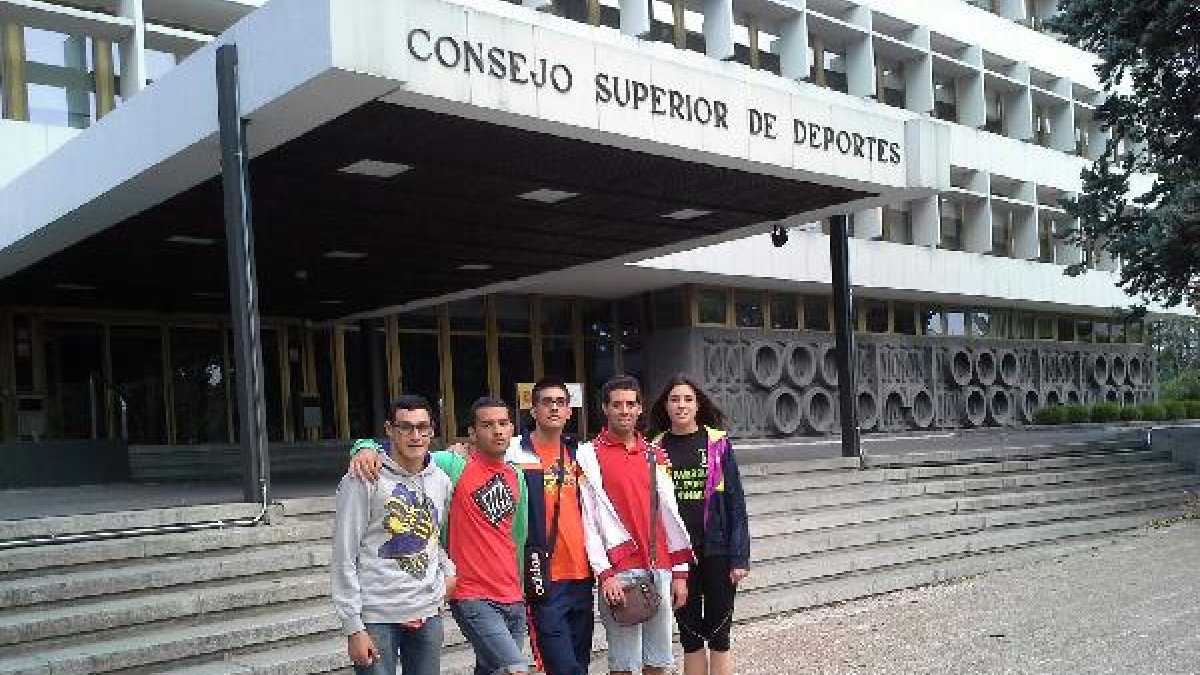 Carlos Tejada, segundo por la derecha.