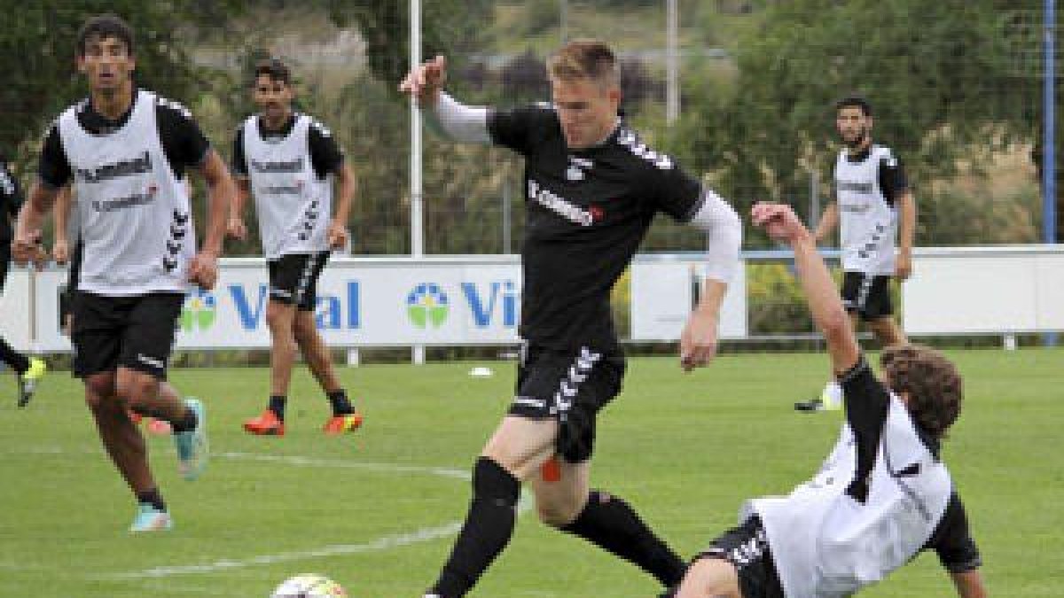 Raúl García, ex-rojiblanco en el Alavés.
