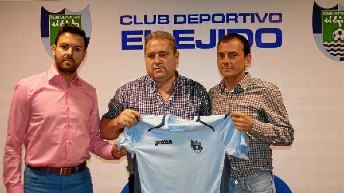 El entrenador celeste con Vicente Puertas y Javi Fernández.