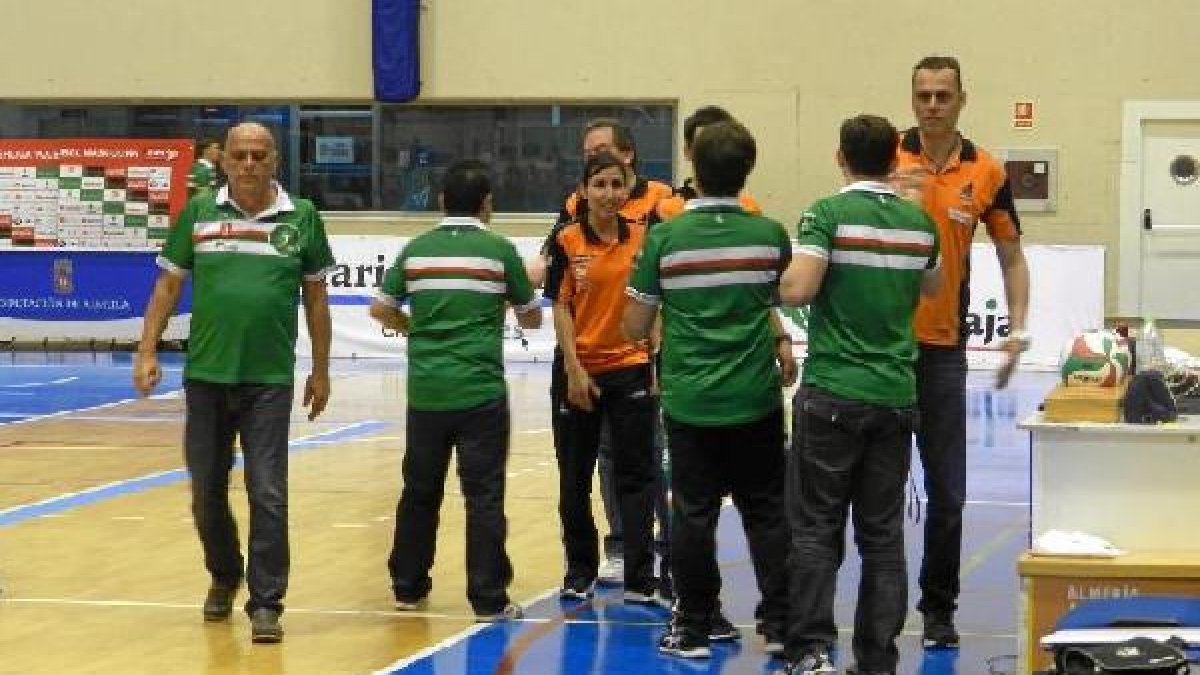 Los entrenadores en la final de la Superliga.