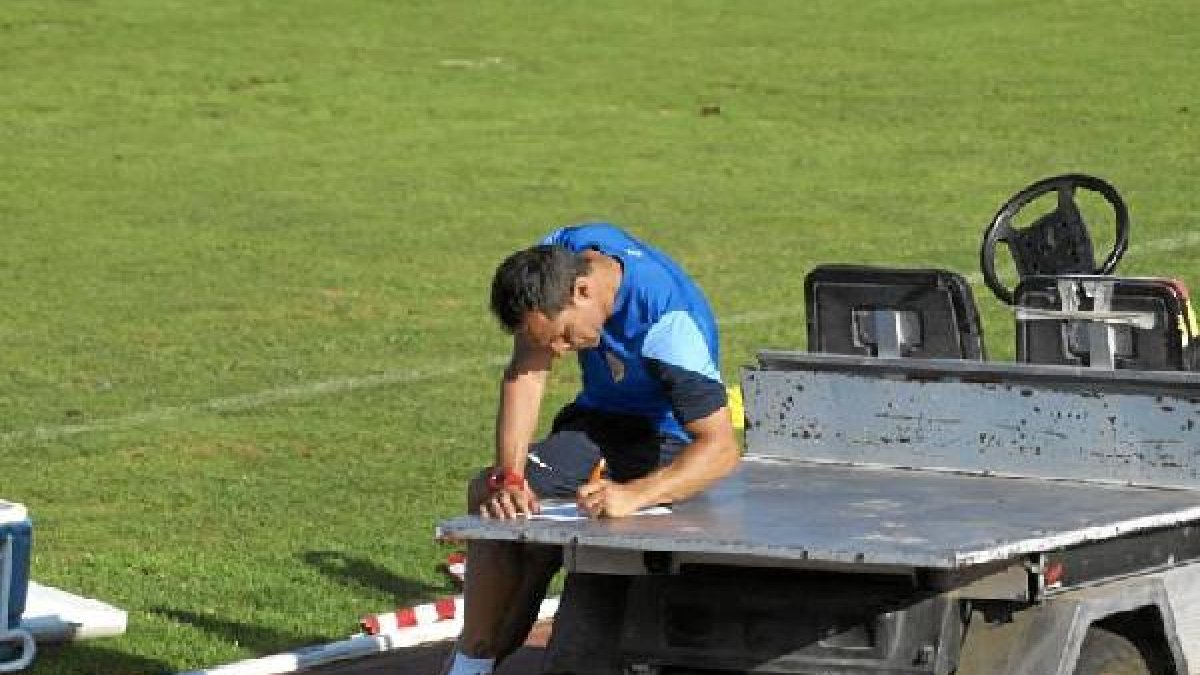 Sergi confeccionando una lista.