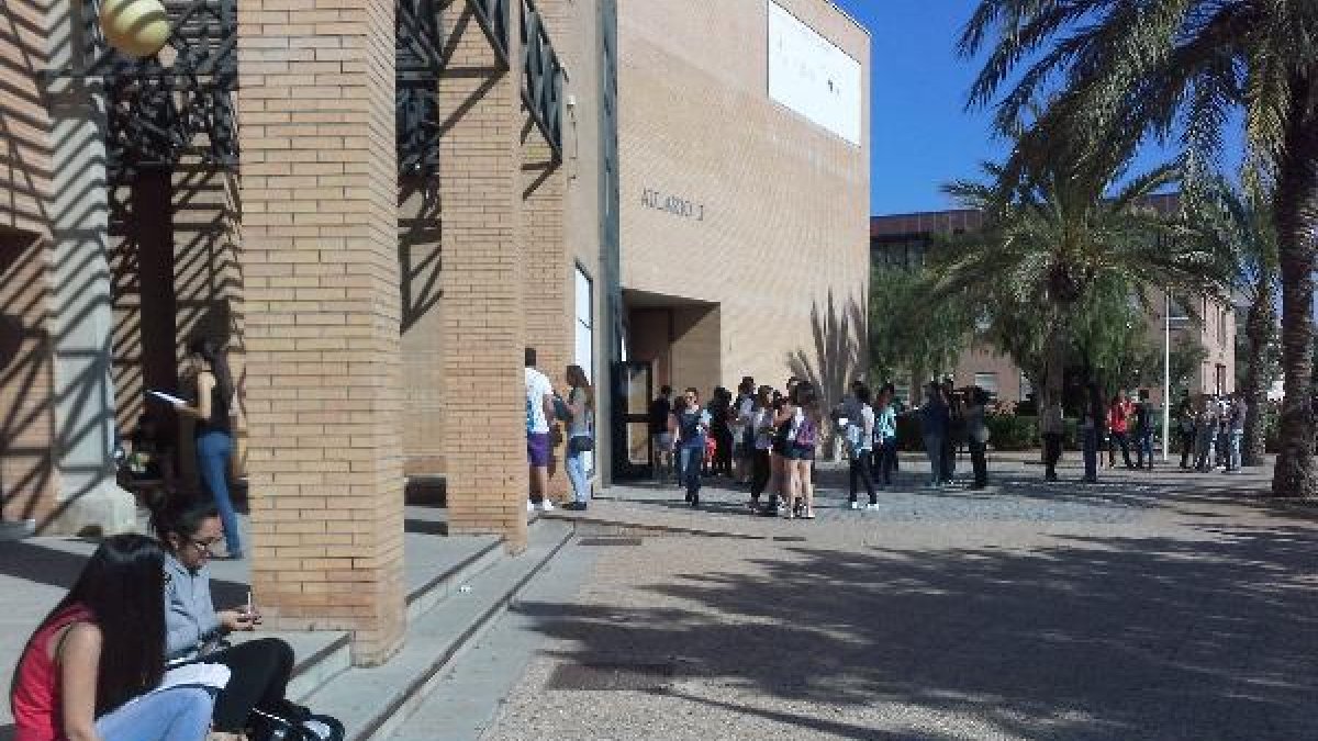 Alumnos en el campus de la UAL durante la primera convocatoria de Selectividad.