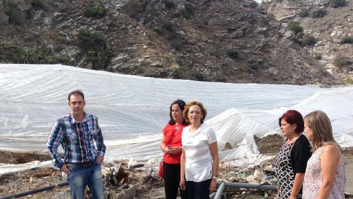 La consejera de Agricultura durante su visita a las zonas afectadas.