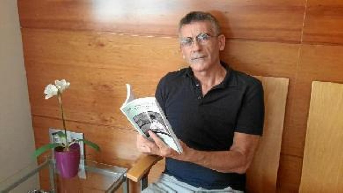 El autor con su libro en la redacción de LA VOZ.