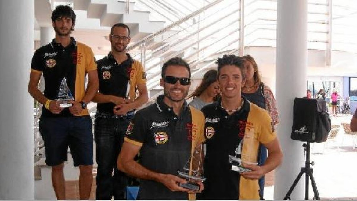 Los regatistas del Club de Mar siguen en el podio.