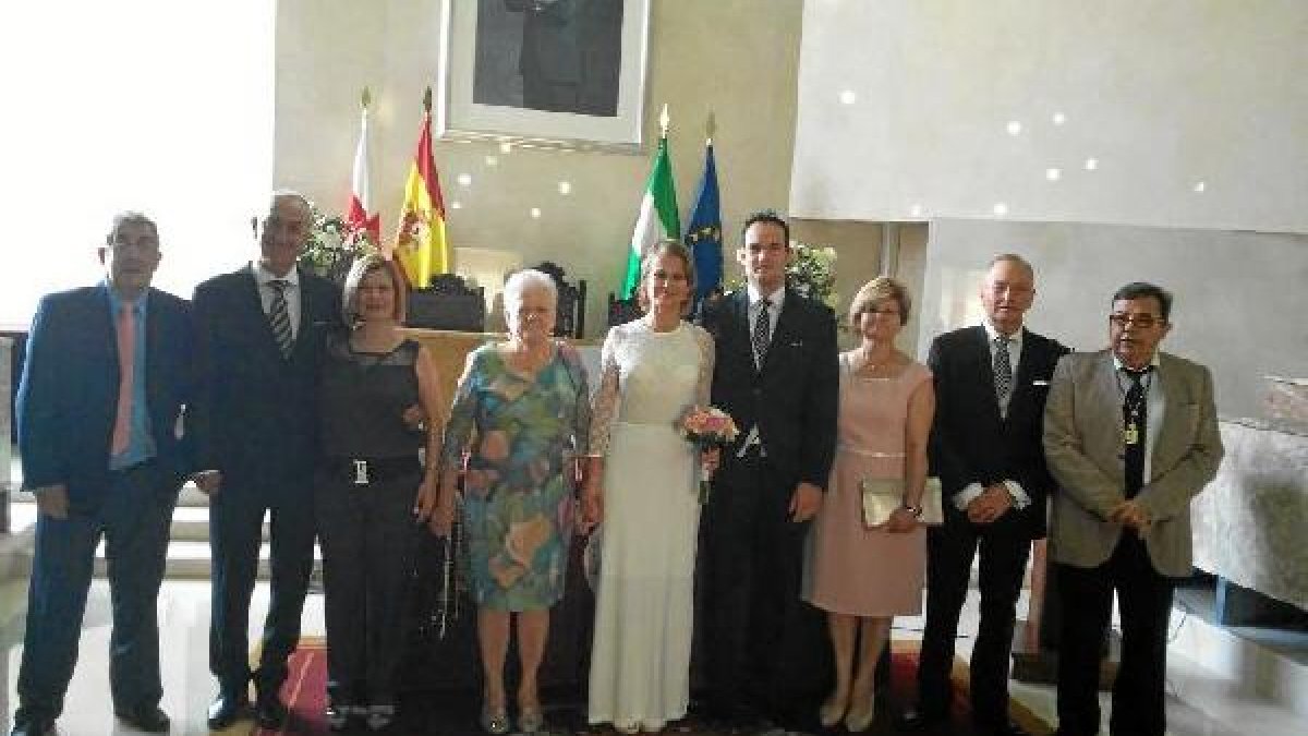Una de las nueve parejas de novios posan junto a familiares y el concejal (primero a la derecha)