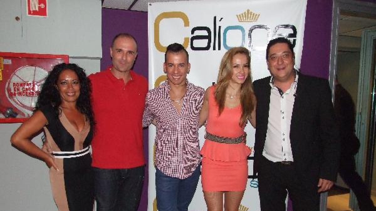 Los Campeones del Mundo de salsa, Adrián y Anita, entre el organizados del evento, el jefe de la Sala Caliope y la profesora de la Academia Salsatore