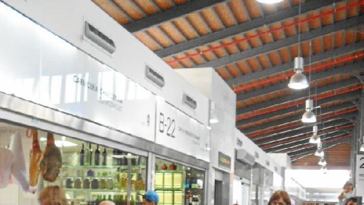 Clientes realizando sus compras para el fin de semana en el Mercado.