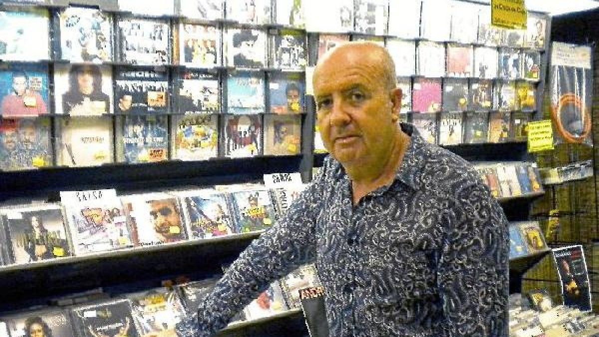 Andrés Felices mantiene en pie una de las últimas tiendas de discos con solera que quedan abiertas en Almería.