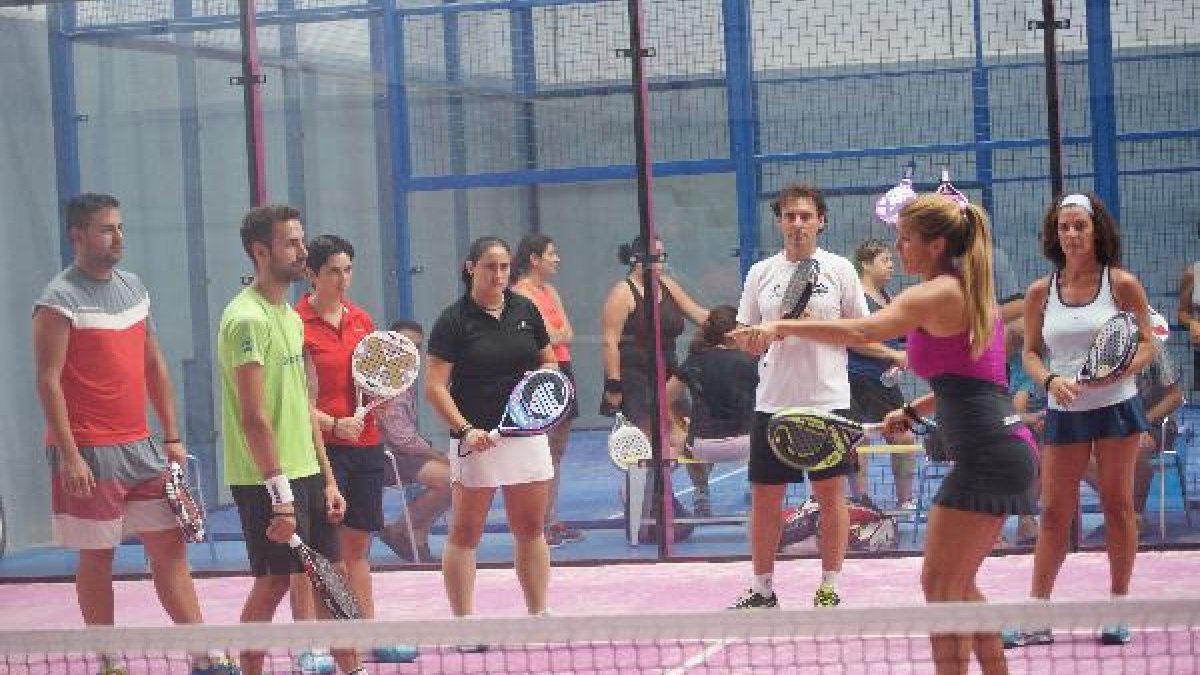 Clase de pádel en la Escuela del Club Colors.