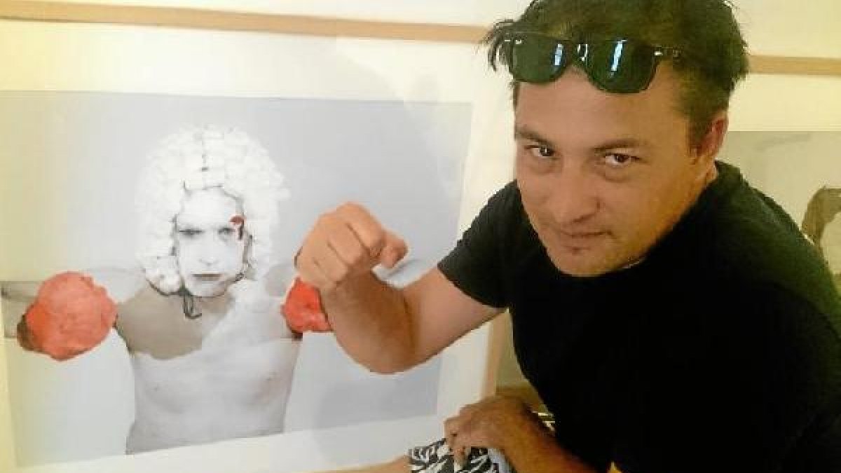 Francisco Uceda, frente a una de sus obras.