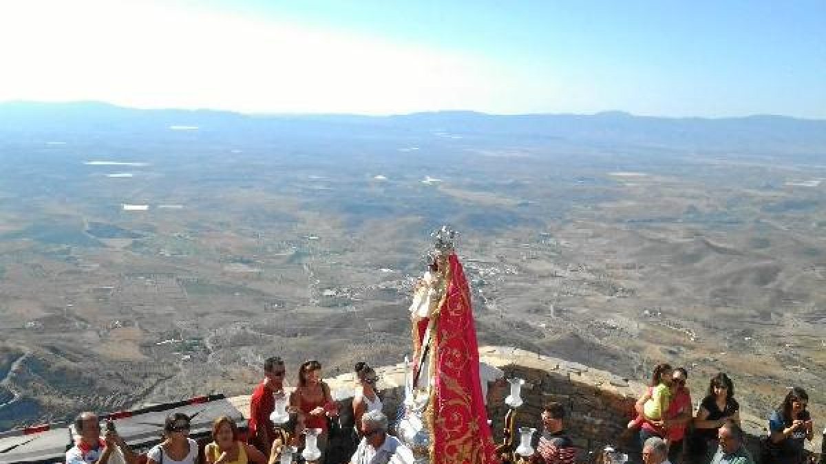 Virgen de la Cabeza en su procesión por el Cerro de Monteagud el pasado año.