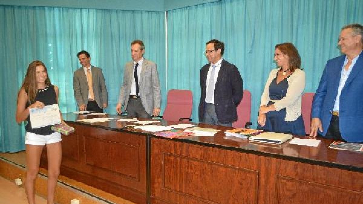 Laura María Gálvez recoge su premio en las Olimpiadas de Economía