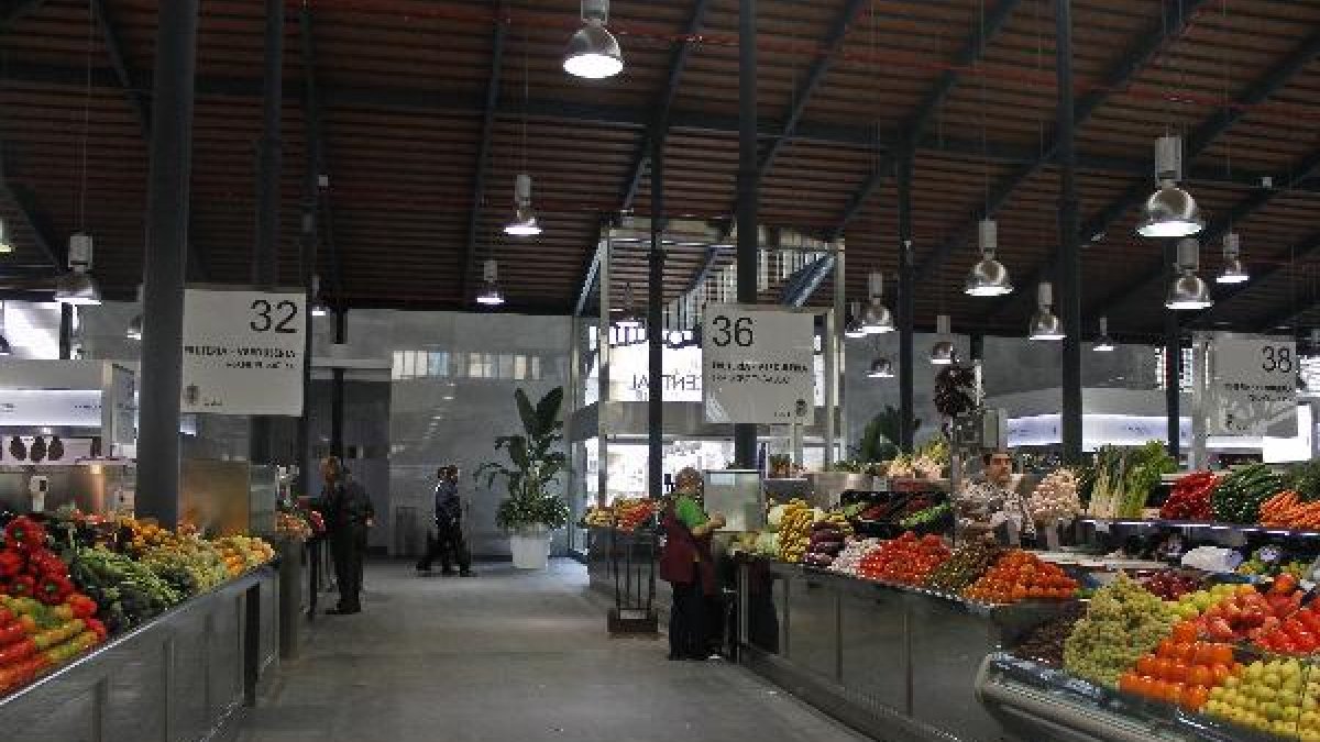 Pasillo central de la plaza de abastos de Almería.