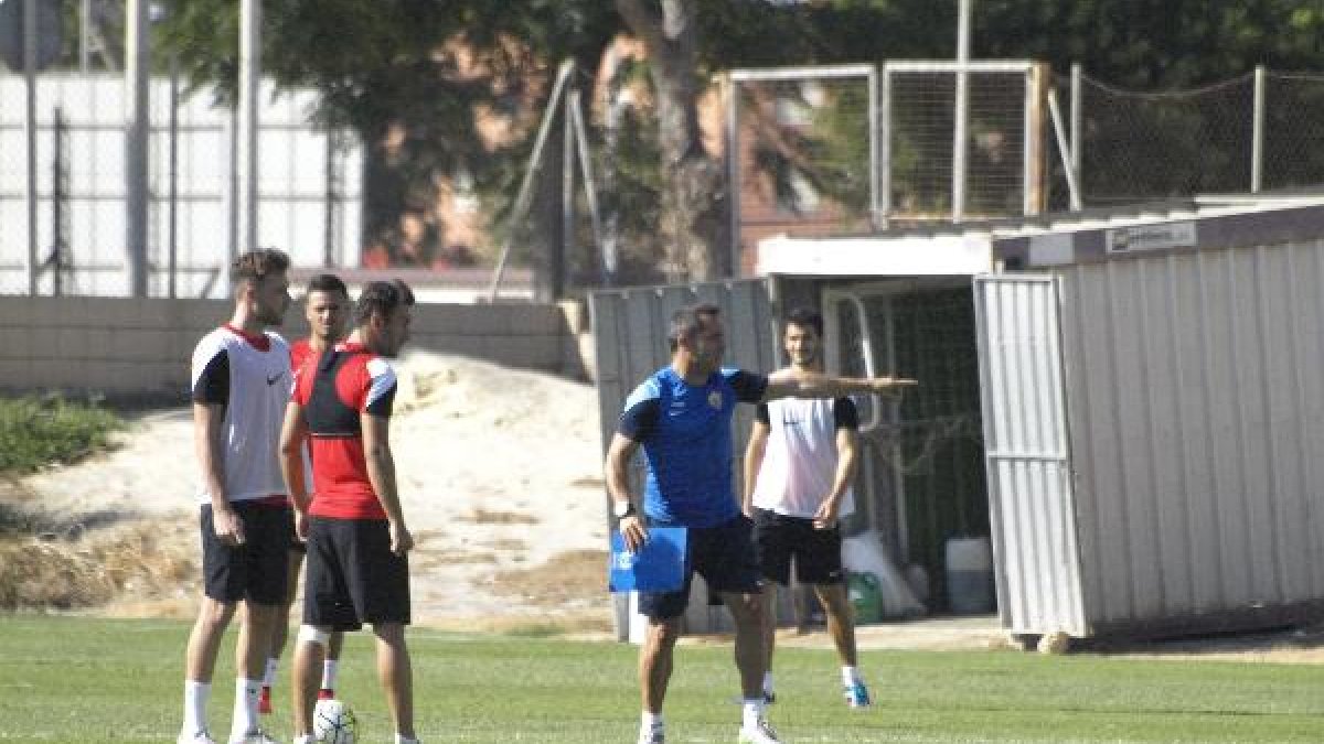 Sergi Barjuan hablando con los futbolistas.