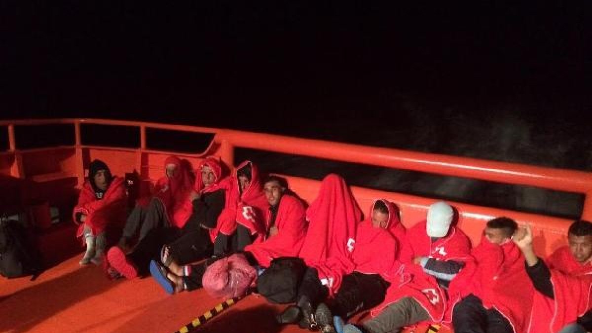 Imagen de archivo del rescate de las personas que viajaban a bordo de una patera.