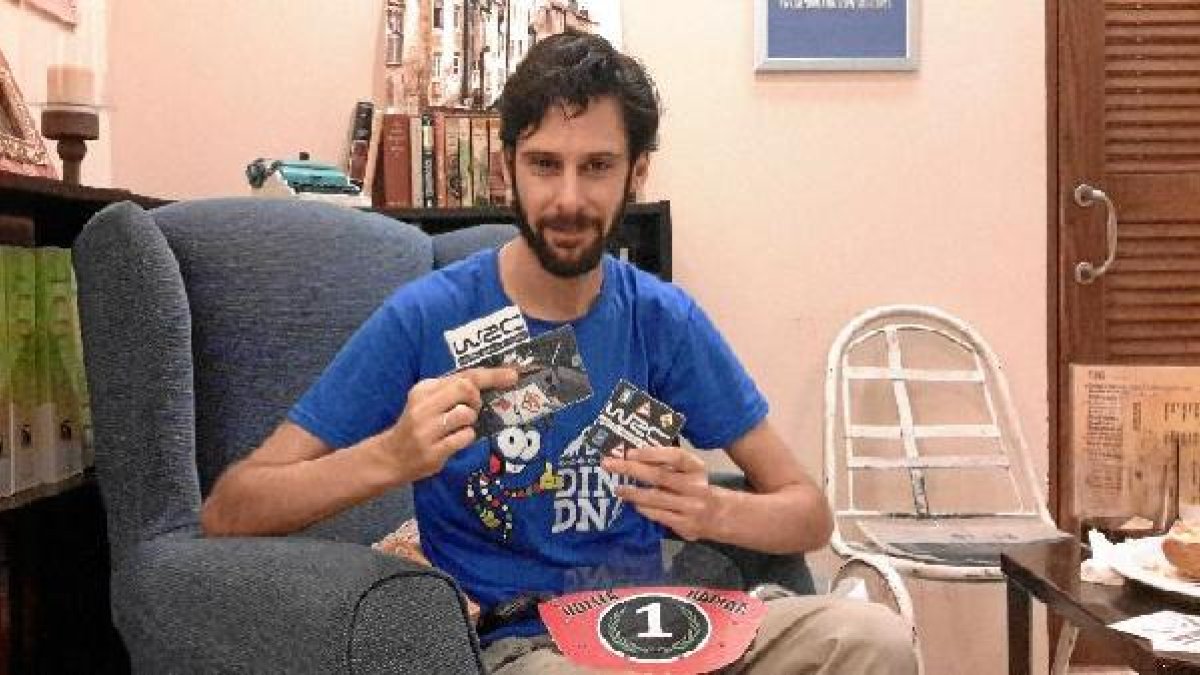 Pepe Roma muestra las cartas originales del juego ‘RallyRas’, que ahora comercializará Juegos Darbel.