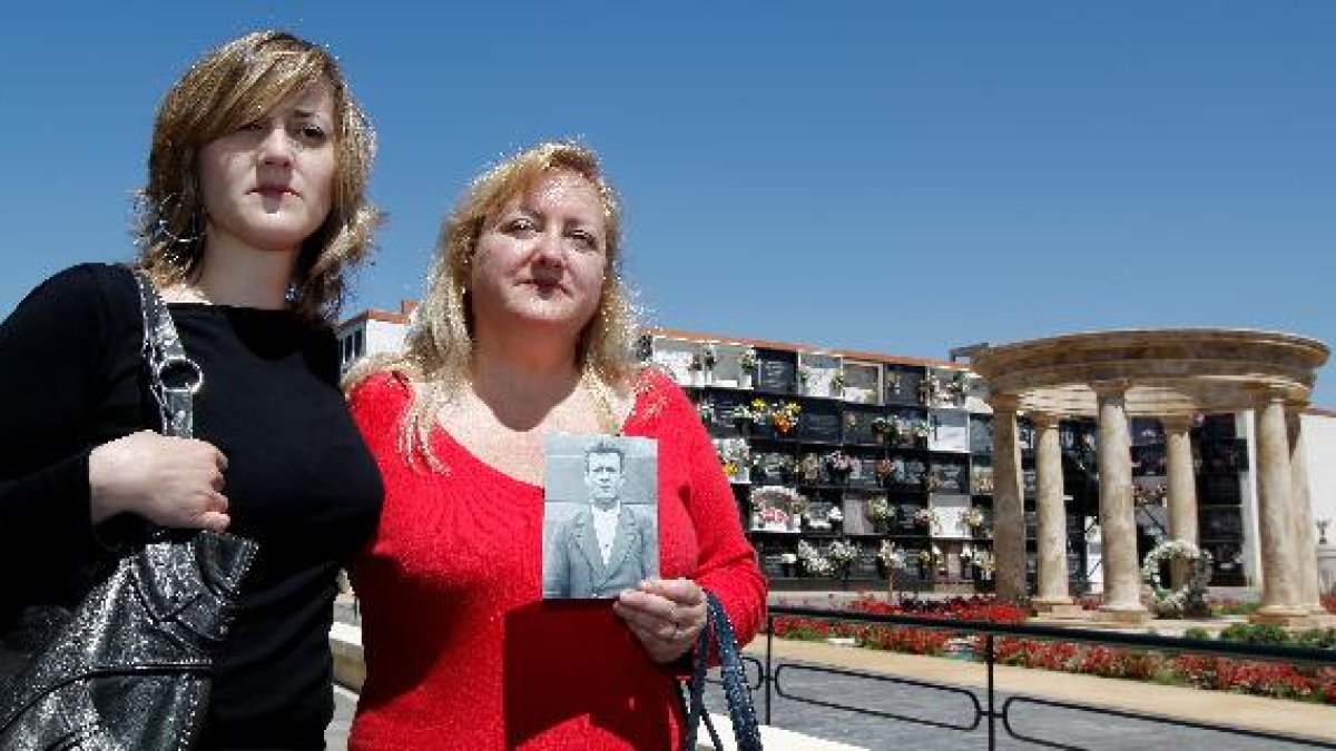 Las nietas de Martín Márquez con una foto de su abuelo en el cementerio de San José.