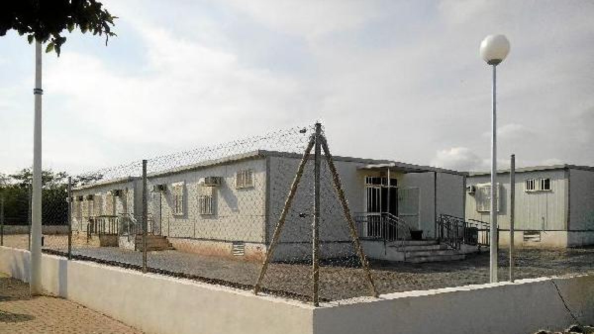 Imagen de las aulas prefabricadas del IES El Toyo