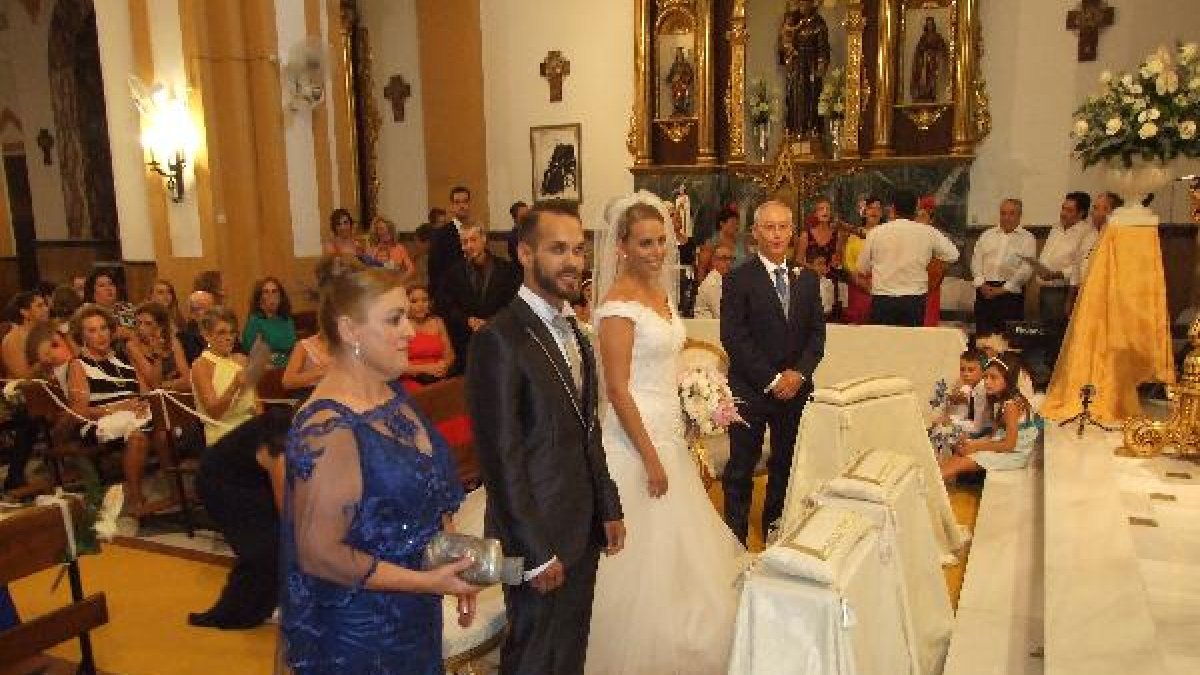 Los novios, Carmen Martínez y José Jesús Pascual, entre los padrinos, María Remedios Pino y Francisco Martínez.
